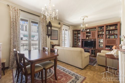 Salón con balcón en piso en venta