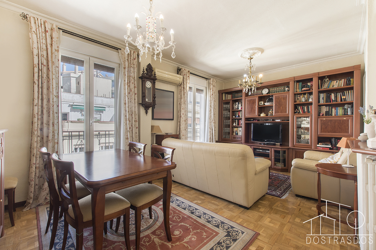 Salón con balcón en piso en venta