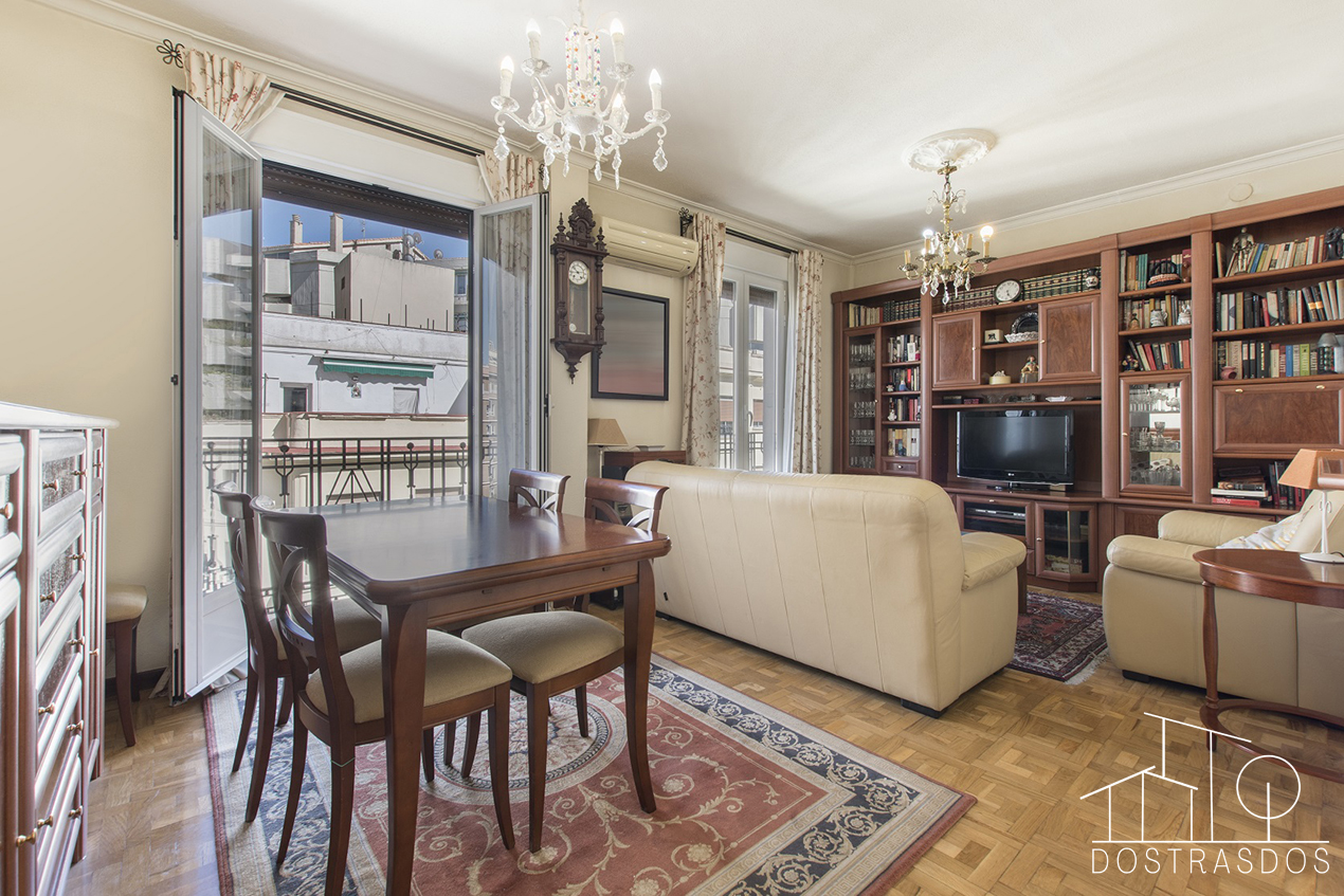 Salón con balcón en piso en venta