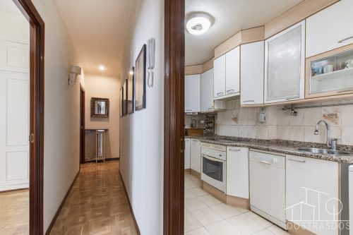 Cocina y pasillo de piso en venta