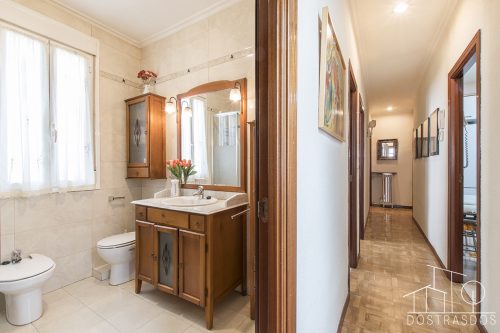 Baño y pasillo de piso en venta
