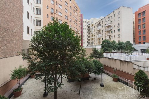 Patio interior de piso en barrio de Salamanca, Madrid.